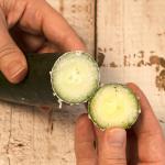 खाने में कड़वा लगता है खीरा, तो इस तरीके से काटें