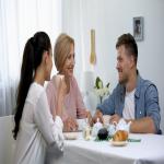 रिलेशनशिप में पार्टनर को परिवार से मिलाने से पहले इन खास बातों पर करें चर्चा रिश्ता होगा और भी मजबूत
