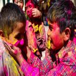 होली के कपड़ों पर लगे रंग के दागों से परेशान न हों, साफ करने के आसान टिप्स अपनाएं
