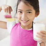 बच्चों के माइंड ग्रोथ के लिए दूध में मिलाएं ये चीजें, कंप्यूटर से भी तेज चलेगा दिमाग
