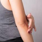 कोहनी और घुटने के कालेपन को इस तरह करें दूर, ये ट्रिक्स करें फॉलो