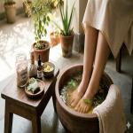 Home Remedies : थके हुए पैरों को दें कुदरती आराम, घर पर आज़माएं ये असरदार फुट बाथ