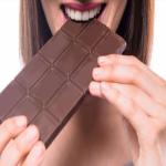 डार्क चॉकलेट ग्लूकोज नियंत्रण पर प्रभाव को कैसे कम कर सकती है?