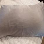 सोते समय तकिए पर लग गया है तेल का काला धब्बा, तो क्लीनिंग के ये टिप्स आएंगे काम