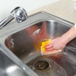 वॉश बेसिन से आ रही है गंदी बदबू तो जानिए साफ करने के आसान तरीके