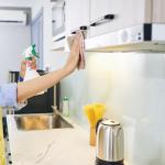 किचन में खाना बनाते समय जम गई है तेल की चिकनाई, तो जिद्दी दागों को ऐसे करें साफ