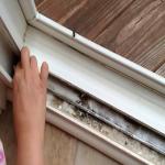 स्लाइडर खिड़की के कोने में लगा है जंग, तो इस तरह करें क्लीन