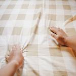 बेडशीट बिछाने में दिख रही है सिलवटें, तो ये ट्रिक्स करें फॉलो