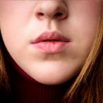 अपर लिप्स पर दिख रही है डार्कनेस, तो इन तरीकों से दिखें ब्राइट