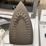 कपड़े की सिलवटें ठीक करने में काली हो गयी है प्रेस, तो इन तरीकों से करें साफ