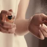 गर्मियों में लंबे समय तक नहीं टिकता है आपका परफ्यूम, तो इस तरह करें इस्तेमाल