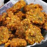 घर आए मेहमानों को बनाकर खिलाएं आलू प्याज के क्रिस्पी पकौड़े, ये है आसान रेसिपी