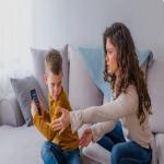 Parenting : स्क्रीन के आगे बेबस हैं पैरेंट्स, बच्चों के हाथ से बिना रोए-धोए छूटेगा मोबाइल बस अपनाएं ये 5 साइकोलॉजिकल ट्रिक्स