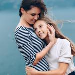 Parenting Tips: बड़ी हो रही है बेटी, तो उन्हें बताएं प्यार से जुड़ी ये बातें