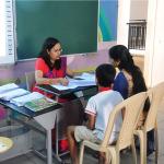 Parenting Tips: पेरेंट्स टीचर मीटिंग में जरूर पूछें ये सवाल, बच्चे की प्रोग्रेस के लिए है जरूरी 