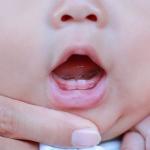 Parenting Tips: बच्चे दांत निकलने पर हो जाते हैं चिड़चिड़े, इन तरीकों से दर्द को करें कम