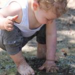 Parenting Tips: बच्चे को है मिट्टी खाने की आदत, तो इन ट्रिक्स को करें फॉलो