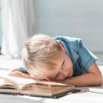 Parenting Tips: किताब खोलते ही आपके बच्चों को आती है नींद, तो करें ये काम