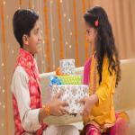 Raksha Bandhan Gift Ideas: इस रक्षाबंधन दें ऐसा गिफ्ट, जिसे देखकर भाई को याद आएं बचपन की खास बातें