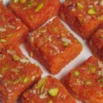 Recipe: घर वालों को बहुत पसंद आएगी गाजर की बर्फी, इस रेसिपी से बनाएं
