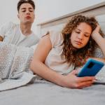 Relationship : क्या पार्टनर का बदला व्यवहार चीटिंग है या मानसिक तनाव