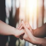 Relationship Tips: दूर रहकर भी रिश्ते में नजदीकी बनाए रखने के लिए इन आदतों को अपनाएं