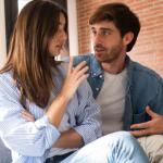 Relationship Tips: पार्टनर से कितना भी क्यों न हो प्यार, महिलाओं को कभी नहीं करना चाहिए ये काम