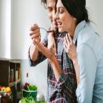 Relationship Tips: इस तरह पता लगाएं कितना प्यार करते हैं आपके पति, इन आदतों पर करें गौर