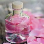 बाजार के मिलावटी गुलाब जल को कहें बाय-बाय, घर की रसोई में इन दो आसान तरीकों से खुद तैयार करें शुद्ध अर्क