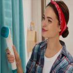 पर्दे धोने के झंझट से छुट्टी अब बिना उतारे ही घर पर करें ड्राई क्लीन जैसी सफाई