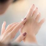 Skin Care Tips: सर्दियों में रूखे हाथ पैरो का रखें ध्यान, इन तरीकों से करें मॉइश्चराइज