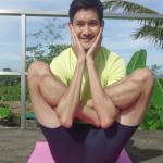 गर्भासन से मजबूत करें कलाई, कंधे और रीढ़ की हड्डी, जानें सही विधि