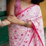 कॉटन की कड़क साड़ियों को लूज करने के बेस्ट तरीके, आसानी से कर सकती हैं स्टाइल