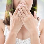 मुंह से आने वाली गंदी बदबू करती है शर्मिंदा, इस तरह करें कंट्रोल