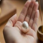 मन को शांत और गुस्से को कम करता है सफेद मोती जानिए इसे पहनने का सही तरीका और  फायदे
