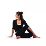 पाचन को दुरुस्त कर रीढ़ को मजबूती देता है वक्रासन, सावधानी भी जरूरी 