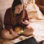 Vastu Tips: बेड पर बैठकर नहीं खाना चाहिए, लगता है वास्तु दोष