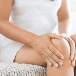 घुटने के चटकने पर आखिर आवाज क्यों आती है! कब मानें ये है रेड सिग्नल!
