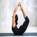 बढ़ते मोटापे से हैं परेशान? धनुरासन की मदद से पेट की चर्बी को कहें अलविदा