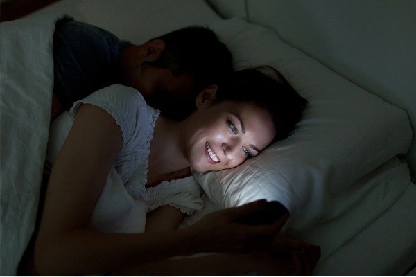 स्मार्टफोन पास में रखकर सोने से घटती है यौन क्षमता