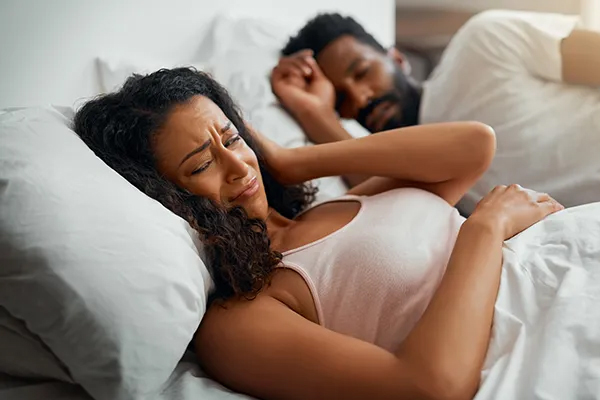 snoring cure at home: पार्टनर के खर्राटों से खराब हो रही है आपकी नींद, तो अपनाएं घरेलू तरीके