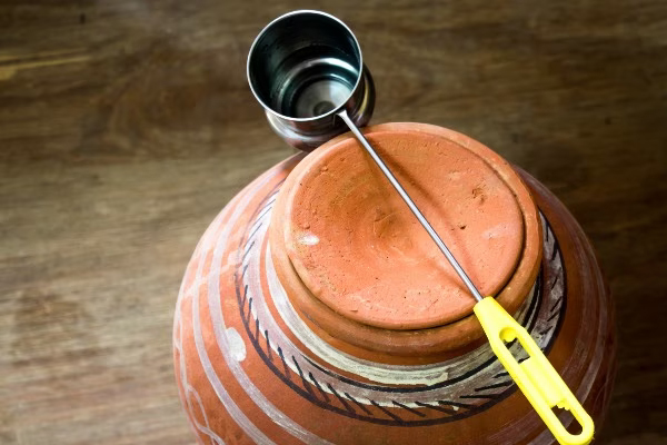 Vastu Tips: घर की इस दिशा में रखें मिट्टी का बर्तन, हमेशा होगी बरकत