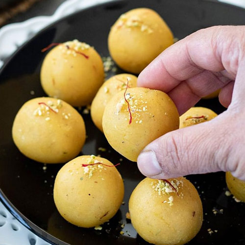 बहुत खाया मूंग दाल का हलवा अब ट्राई करें लड्डू, ये है आसान रेसिपी