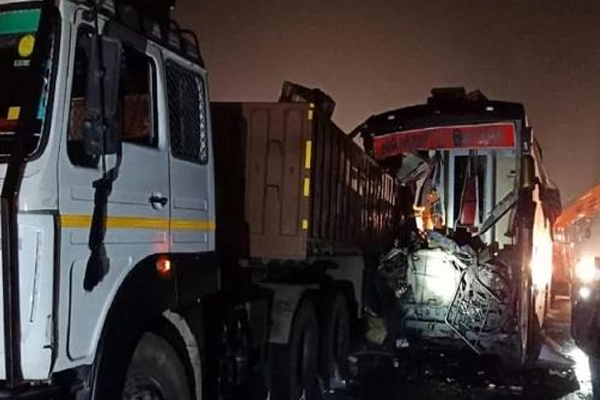 आगरा-लखनऊ एक्सप्रेस वे पर बस ने ट्रक को मारी टक्कर, 14 की मौत, 31 घायल