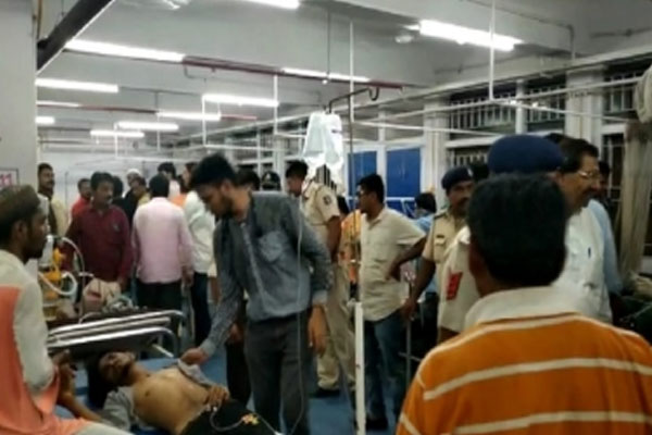 गुजरात : हाईटेंशन बिजली लाइन के संपर्क में आने से 2 की मौत, कई घायल