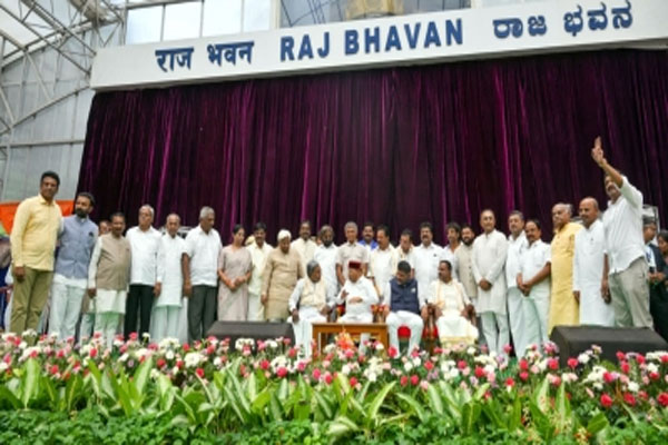 कर्नाटक में 24 मंत्रियों ने ली शपथ