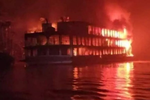 बांग्लादेश : पैसेंजर फेरी में आग लगने से 30 की मौत