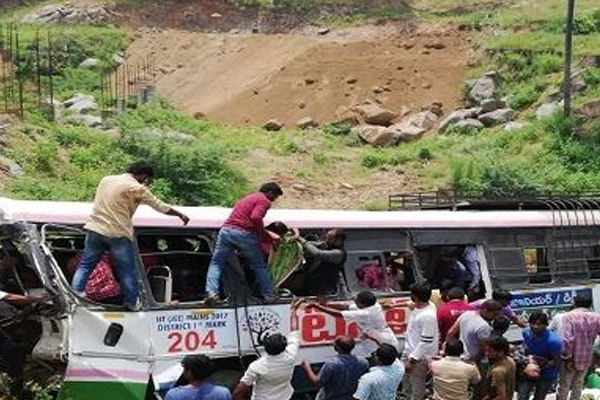 तेलंगाना में बस खाई में गिरी, 30 की मौत
