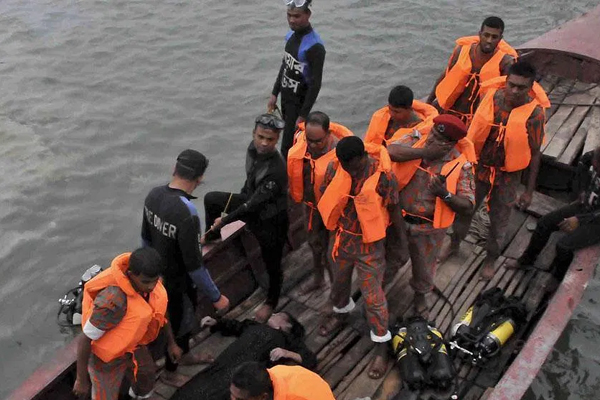 बांग्लादेश में नौका पलटी, 30 की मौत