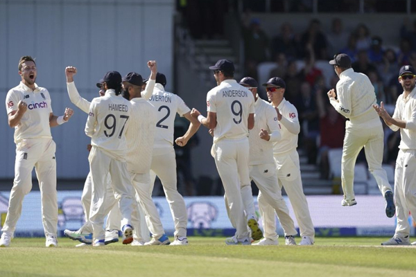 लीड्स टेस्ट : इंग्लैंड ने भारत को पारी और 76 रनों से हराया
